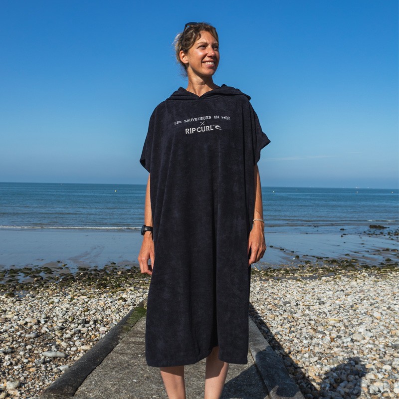 Poncho noir à capuche Rip Curl x Les Sauveteurs en Mer Poncho noir à capuche Rip Curl x Les Sauveteurs en Mer