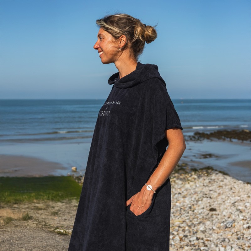 Poncho noir à capuche Rip Curl x Les Sauveteurs en Mer Poncho noir à capuche Rip Curl x Les Sauveteurs en Mer