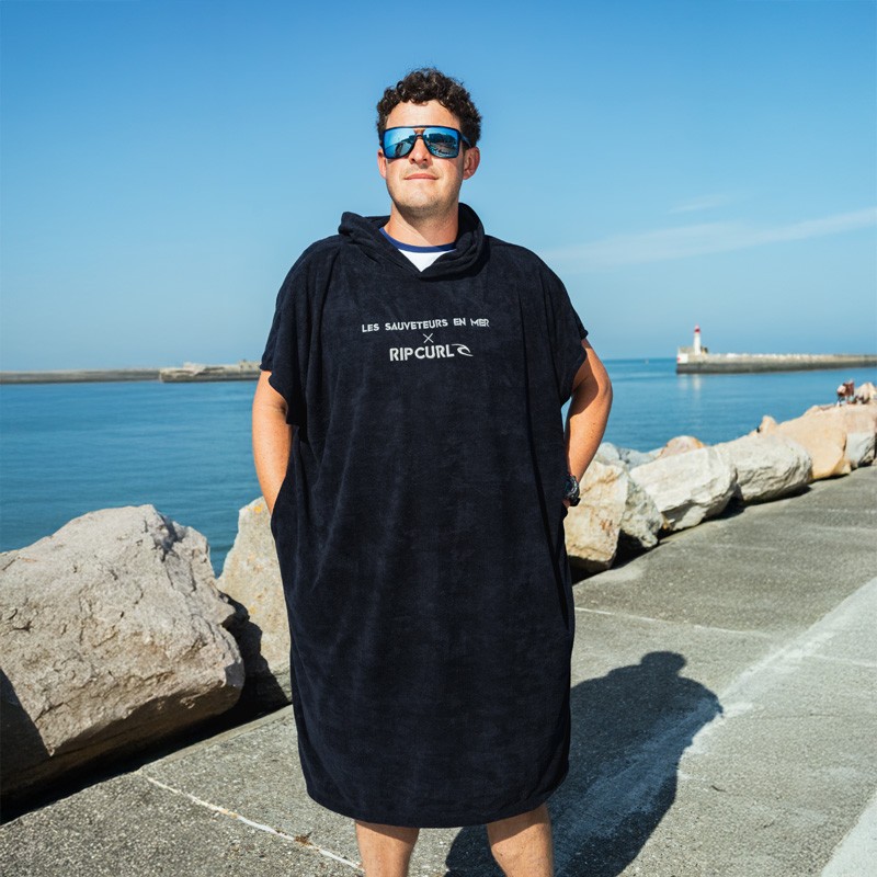 Poncho noir à capuche Rip Curl x Les Sauveteurs en Mer Poncho noir à capuche Rip Curl x Les Sauveteurs en Mer