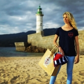 Prêt.e pour l’été ?
La nouvelle collection des Sauveteurs en Mer est là, elle fait son grand retour et elle débarque sur notre site ! Découvrez notre nouvelle gamme de vêtements, accessoires, sacs et beaucoup d’autres jolies choses pour préparer l’été 👕

Il est temps d’aller à la plage et de dévorer des livres en cornant les pages : le sel reste sur la peau, les nuages laissent place au soleil… ☀️ Peut-on rêver meilleur programme de vacances ? On s'imagine déjà les pieds dans le sable, Cap sur la mer ! 🌊

On embarque vers le site : Rendez-vous en bio 👆

Soutenez les Sauveteurs en Mer en achetant solidaire car tous les produits proposés leurs permettent d’être mieux équipés !😊 #lessauveteursenmer #snsm #sauveteur #sauvetage #sauveteurenmer #association #achatsolidaire #boutiqueenligne #collectionete #plage #